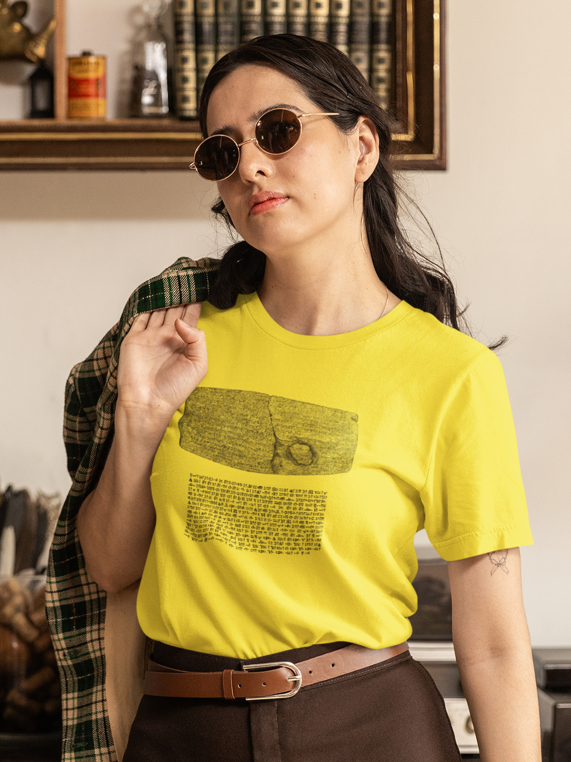 Woman’s Cyrus Cylinder T-Shirt – A Symbol of Persian Legacy